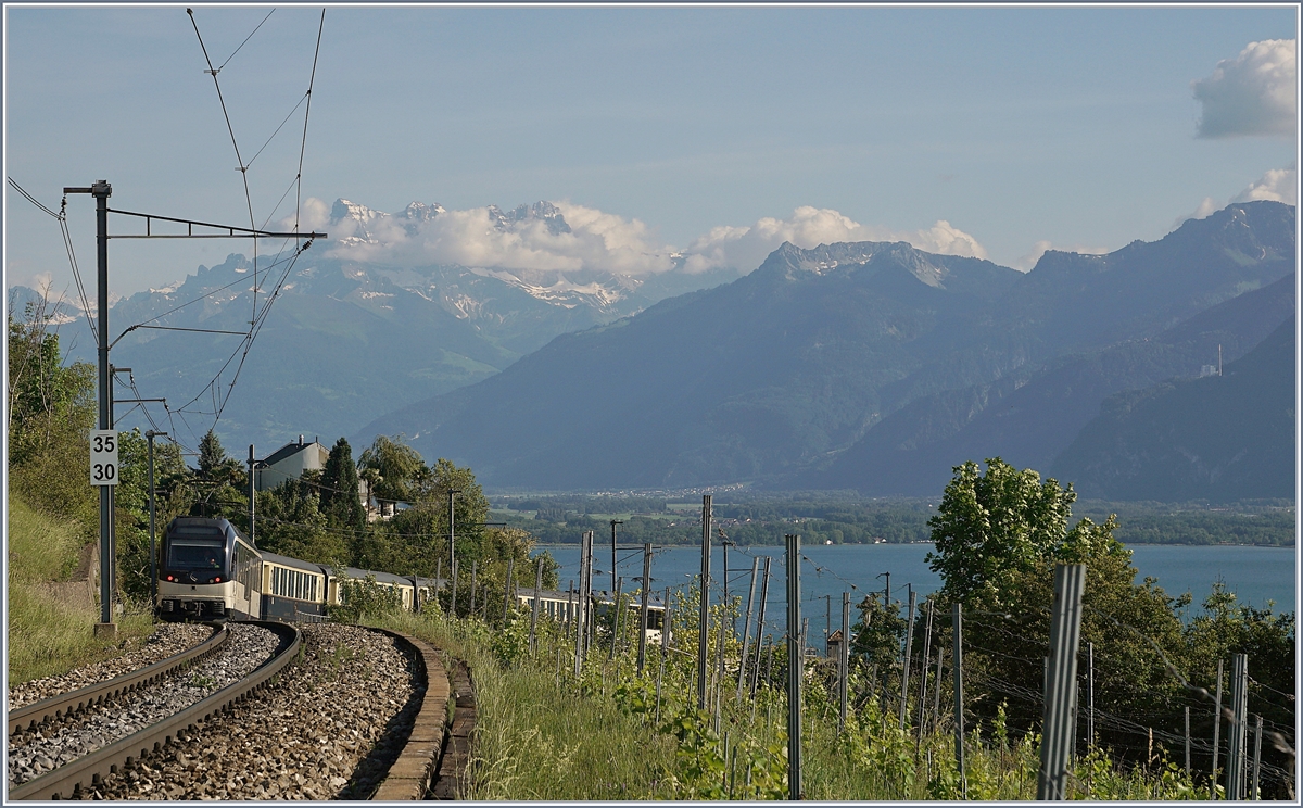 Eigentlich mehr ein Strecken-Landschaftsbild als ein Fahrzeugbild, ist doch der MOB Belle Epoque Zug durch die Linienführung auf seiner Fahrt nach Montreux zwischen Planchamp und Châtelard VD etwas verdeckt. 

25. Mai 2020