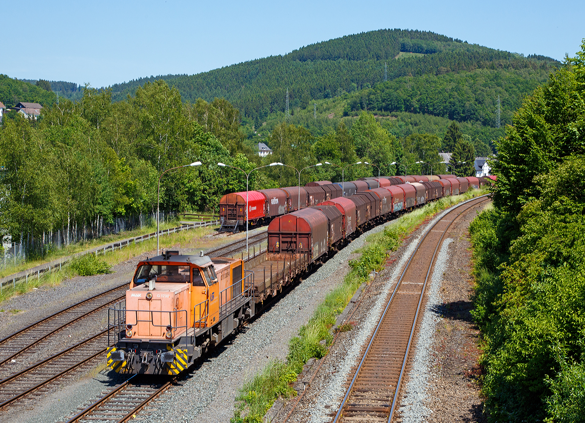 Eigentlich recht früh....
Die Lok 42 (92 80 1277 902-3 D-KSW) der KSW (Kreisbahn Siegen-Wittgenstein) fährt am 04.06.2015 mit ihrem langen Übergabezug von Herdorf in Richtung Betzdorf/Sieg los. Da die Wagen alle leer sind, zieht die Lok den Zug mit Leichtigkeit.

Die Lok ist Vossloh MaK G 1700 BB sie wurde 2001 unter der Fabriknummer 1001108 bei Vossloh gebaut, und war die erste gebaute G 1700 BB