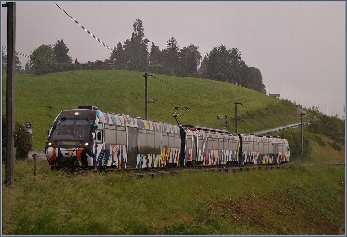 Eigentlich sind die  Lenkerpendel  wie der Name sagt, für den Verkehr zwischen der Lenk im Simmental und Zweisimmen gedacht, doch hin und wieder verirrt sich ein  Lenkerpendel  bis nach Montreux, das erfreut die Fotografen, ist aber für die Reisenden eine Zumutung. 
Im Bild dir von der Künstlerin Sarah Morris als  Monarch  gestaltete Lenkerpendel ABt 341, dem Be 4/4 5001 und dem Bt 241 auf dem Weg nach Zweisimmen bei Planchamp.

26.April 2020