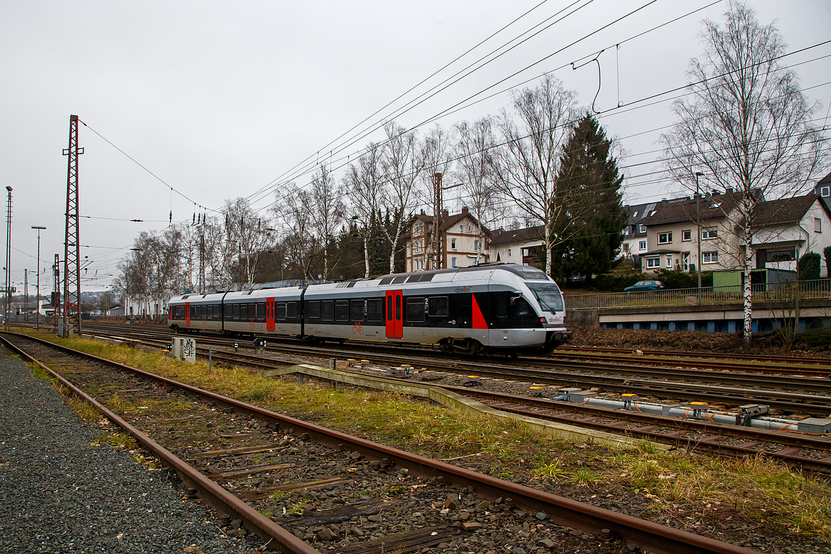 Ein 3-teiligen Stadler Flirt der Abellio Rail NRW erreicht am 15.01.2022 bald den Bahnhof Kreuztal. 

Noch fährt Triebzug als RE 16  Ruhr-Sieg-Express  (Siegen – Hagen – Essen), aber seine Tage sind wohl hier gezählt, denn ab dem 1. Februar 2022 wird der RE 16 wie auch der RB 91, wieder von der DB Regio NRW betrieben. Grund ist eine vorzeitige Vertragskündigung zum 31. Januar 2022. Ich bin gespannt was ab  nächster Woche für Züge hier wieder fahren. Oder ob diese Triebzüge einfach neue Aufkleber bekommen. 

Finanzielle Probleme stellten seit 2020 den Betrieb infrage und führten Ende Juni 2021 zu einem Schutzschirm-Insolvenzverfahren. Ende 2021 gaben die betroffenen SPNV-Aufgabenträger und Abellio bekannt, dass alle von Abellio Rail NRW betriebenen Verkehrsverträge zum 31. Januar 2022 enden. Die betreffenden Linien werden am 1. Februar 2022 in Rahmen von Notvergaben von den Eisenbahnverkehrsunternehmen DB Regio NRW, National Express und VIAS übernommen. 