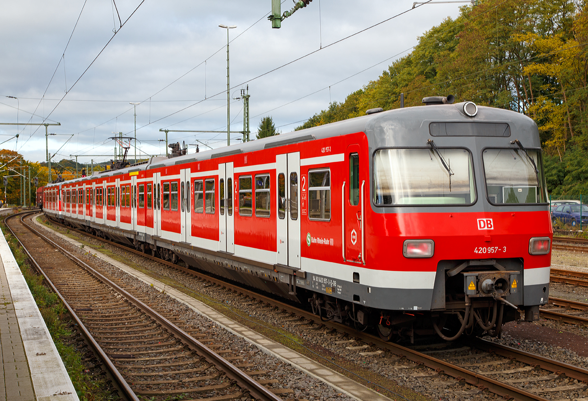 Ein 420er Langzug bzw. zwei gekuppelte dreiteilige ET 420 (420 936-7 / 420 436-8 und 420 457-4 / 420 957-3) der S-Bahn Rhein-Ruhr am 06.10.2015 im Bf Au (Sieg), der gleich wieder in Richtung Köln fährt. 

Ein etwas ungewöhnlicher Besuch im Bf Au(Sieg) denn hier fährt eigentlich die S-Bahn Köln und nicht die S-Bahn Rhein-Ruhr.  Meine Vermutung ist das er wohl auf Probefahrt war.