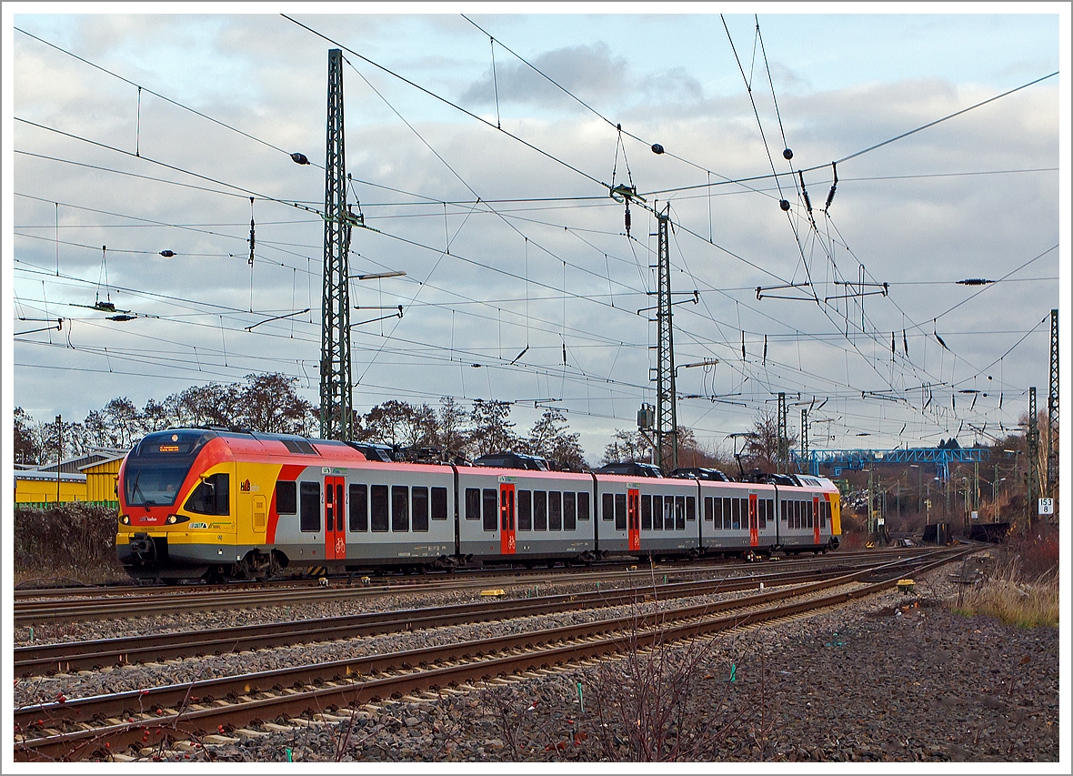 Ein 5-teiliger Flirt 429 042 / 542 der HLB (Hessischen Landesbahn) als RE 40 Gießen-Siegen, fährt am 23.12.2013 in  den Bahnhof Wetzlar ein. 

Wie hier in Hessen wird der Zug als RE 40 geführt, in NRW wo sich die Endstation Siegen Hbf befindet wird er als RE 99 geführt.