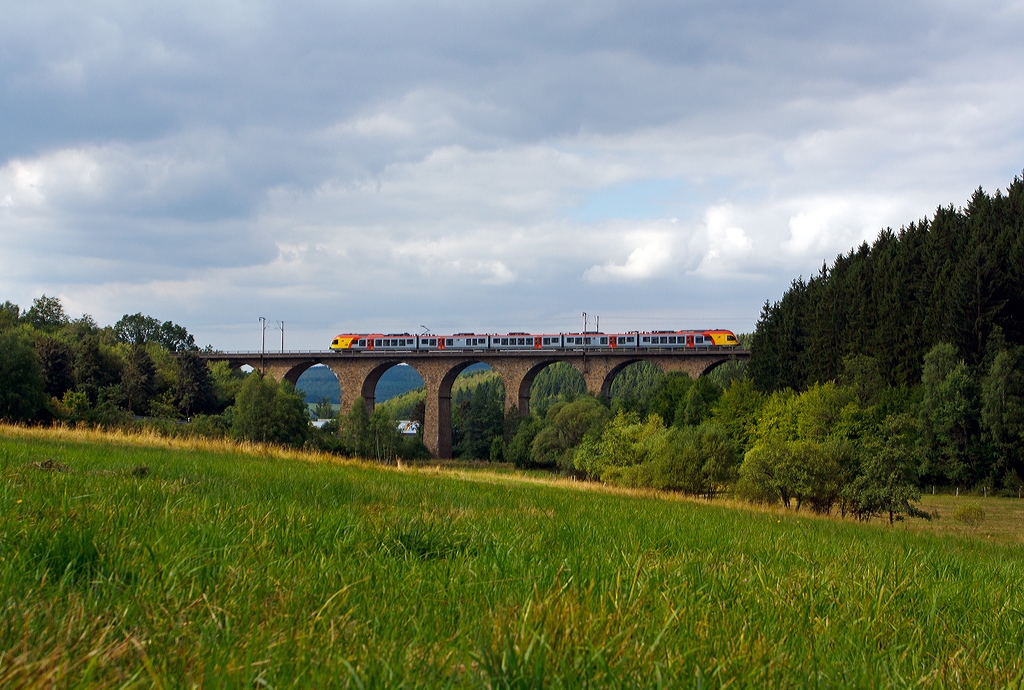 Ein 5-teiliger Flirt der HLB (Hessischen Landesbahn) als RE 99 Main-Sieg-Express (Siegen-Gie�en-Frankfurt am Main), hier Umlauf HLB 24973, f�hrt am 20.08.2013 �ber den Rudersdorfer Viadukt in Richtung Frankfurt am Main.

Der Rudersdorfer Viadukt wurde zwischen 1914 und 1915 gebaut, und geh�rt zu den  Ingenieur-Gro�bauwerken der Dillstrecke (KBS 445).