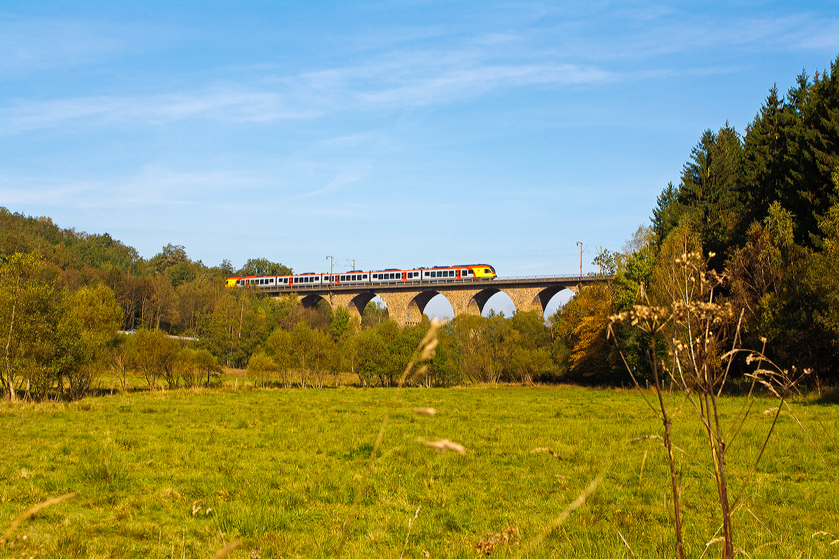 
Ein 5-teiliger Flirt der HLB (Hessischen Landesbahn) als RE 99 Main-Sieg-Express (Siegen-Gie�en-Frankfurt am Main), f�hrt am 02.10.2014 �ber den Rudersdorfer Viadukt in Richtung Frankfurt am Main. 