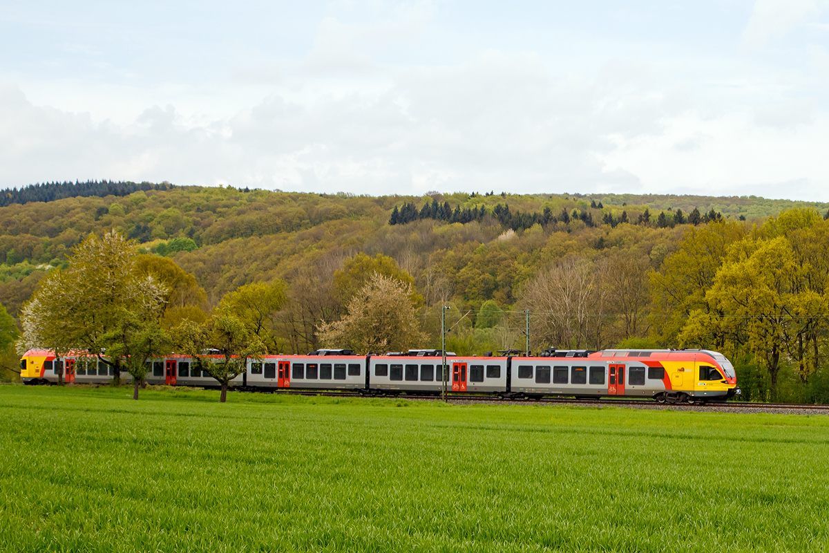 
Ein 5-teiliger Stadler Flirt der HLB Bahn (Hessischen Landesbahn) fährt am 01.05.2015 zwischen Edingen und Katzenfurt (Dillkreis), als RE99 / RE 40 Siegen - Gießen - Frankfurt Hbf (Umlauf HLB24963), in Richtung Gießen. 

Die Linie verkehrt in NRW als RE 99 und im Gebiet des Rhein-Main-Verkehrsverbundes in Hessen als RE 40. Von Siegen fährt der Regional-Express über die Dillstrecke (KBS 445) bis Gießen, von dort fährt dann (nach Fahrtrichtungswechsel) über die Main-Weser-Bahn weiter nach Frankfurt (Main) Hauptbahnhof.