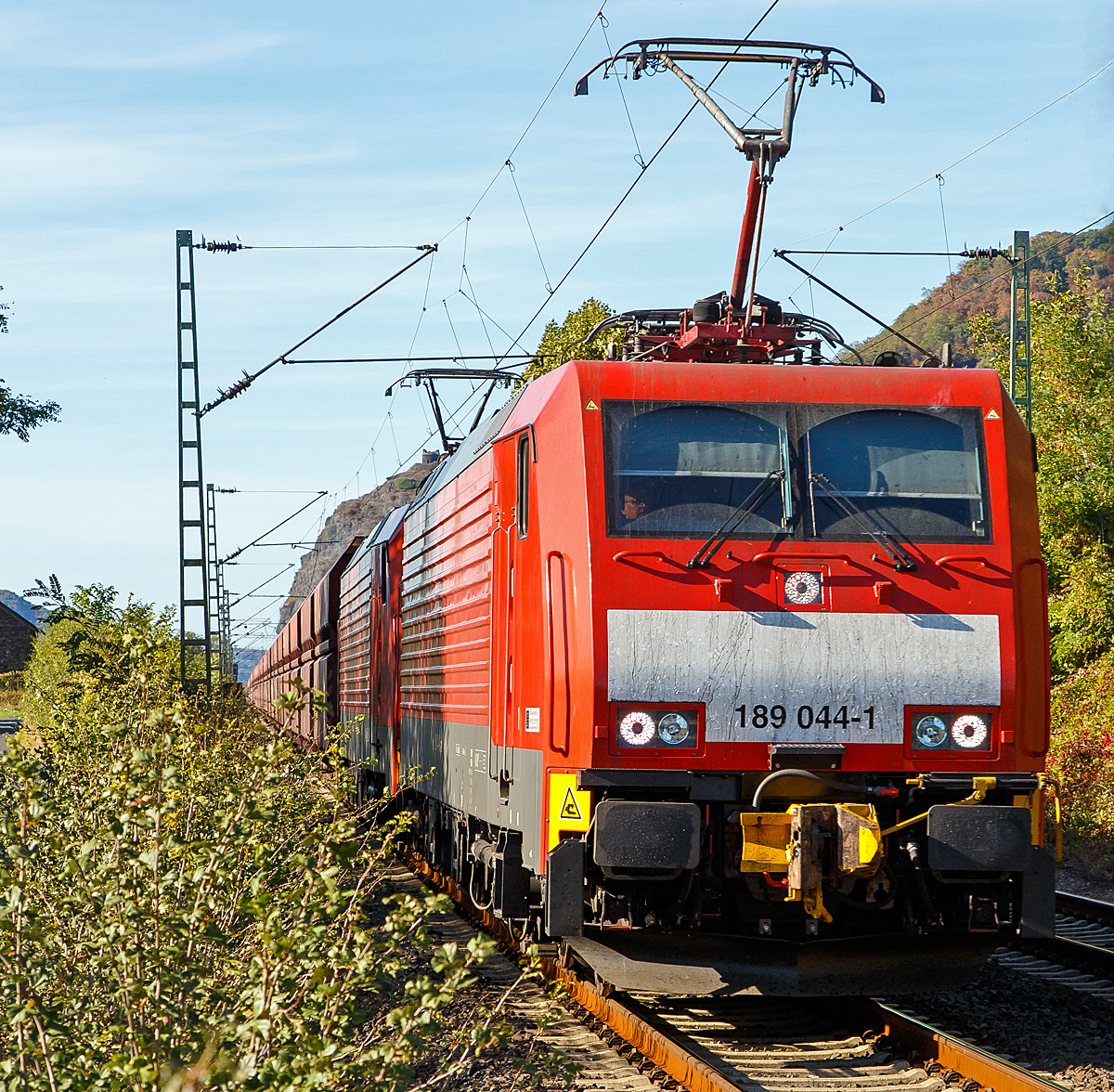 
Ein „Erzbomber“ auf dem Weg an die Saar....
Zwei 189er (DB 189 044-1und eine Weitere) der DB Cargo AG fahren am 29.09.2018 mit einem Erzzug durch Leutesdorf (Rhein).

Für die Aufnahme stand ich etwas erhöht auf einer Bank am Zaun beim Bü 128,1.
