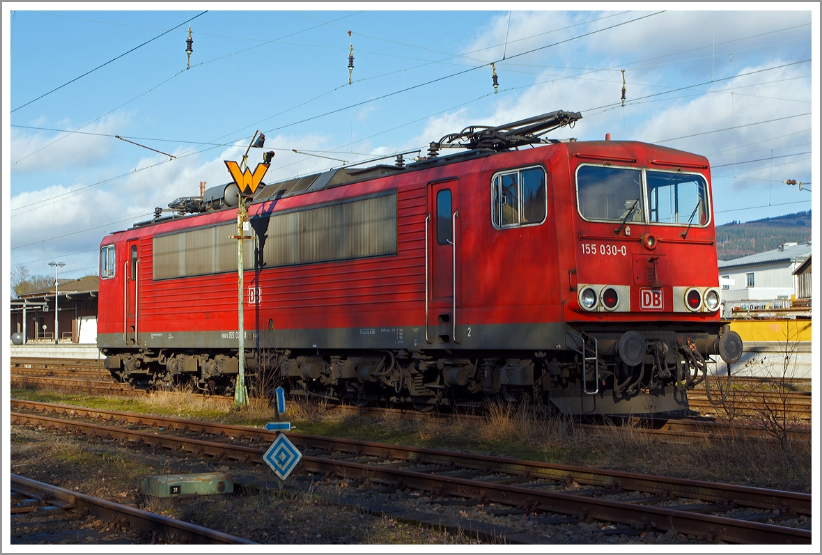 Ein abgestellter  Strom-Container ....

Die 155 030-0 (ex DR 250 030-4) der DB Schenker Rail Deutschland AG abgestellt am 02.02.2014 in Kreuztal.

Die Lok wurde 1977 bei LEW (VEB Lokomotivbau Elektrotechnische Werke Hans Beimler) in Hennigsdorf unter der Fabriknummer 16106 gebaut und als 250 030-4 an die DR (Deutsche Reichsbahn) geliefert.

Seit 2007 hat sie die NVR-Nummer 91 80 6155 030-0 D-DB

Wegen ihres doch sehr zweckmäßigen Aufbaus und der Ähnlichkeit ihrer Form mit einem ISO-Container bekam diese Baureihe den Spitznamen  Strom-Container .

Technische Daten:
Spurweite: 1.435 mm
Achsanordnung: Co`Co`
Länge über Puffer:  19.600 mm
Drehzapfenabstand:  11.200 mm
Gesamtradstand:  14.500 mm
Dienstmasse:  123,0 t
Radsatzfahrmasse:  20,5 t
Höchstgeschwindigkeit:  125 km/h
Stundenleistung:  6 × 900 kW = 5.400 kW 
Dauerleistung:  5.100 kW 
Anfahrzugkraft:  480 kN
Dauerzugkraft:  196 kN
Stromsystem:  15 kV 16,7 Hz
Anzahl der Fahrmotoren:  6