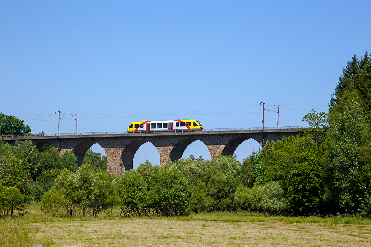 
Ein Alstom Coradia LINT 27 (BR 640) der HLB (Hessische Landesbahn) f�hrt am 02.07.2015, als RB 95  Sieg-Dill.Bahn  Au/Sieg - Siegen - Dillenburg �ber den Rudersdorfer Viadukt, n�chster Halt ist Wilnsdorf-Rudersdorf.