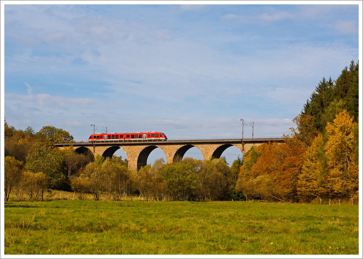 Ein Alstom Coradia LINT 41 (Dieseltriebwagen BR 648) der DreiL�nderBahn f�hrt am 19.10.2013 als RB 95 (Au/Sieg-Siegen-Dillenburg) �ber den Rudersdorfer Viadukt in Richtung Dillenburg, n�chster Halt ist Rudersdorf. 

Der Rudersdorfer Viadukt wurde zwischen 1914 und 1915 gebaut, und geh�rt zu den  Ingenieur-Gro�bauwerken der Dillstrecke (KBS 445).
