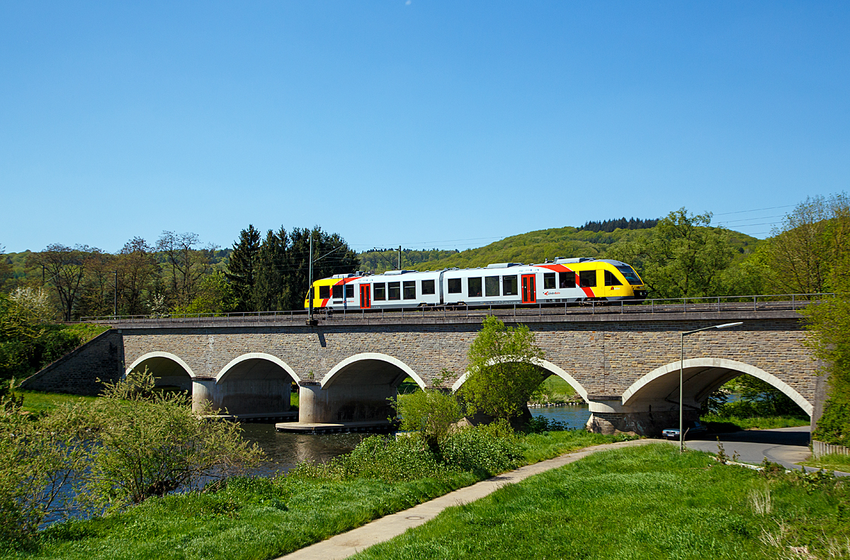 
Ein  Alstom Coradia LINT 41 der HLB (Hessische Landesbahn) überquert am 08.05.2016 bei Fürthen die Sieg. Der VT fährt als RB 90  Westerwald-Sieg-Bahn  (Umlauf HLB61726) die Verbindung Westerburg - Altenkirchen - Au(Sieg) - Siegen.