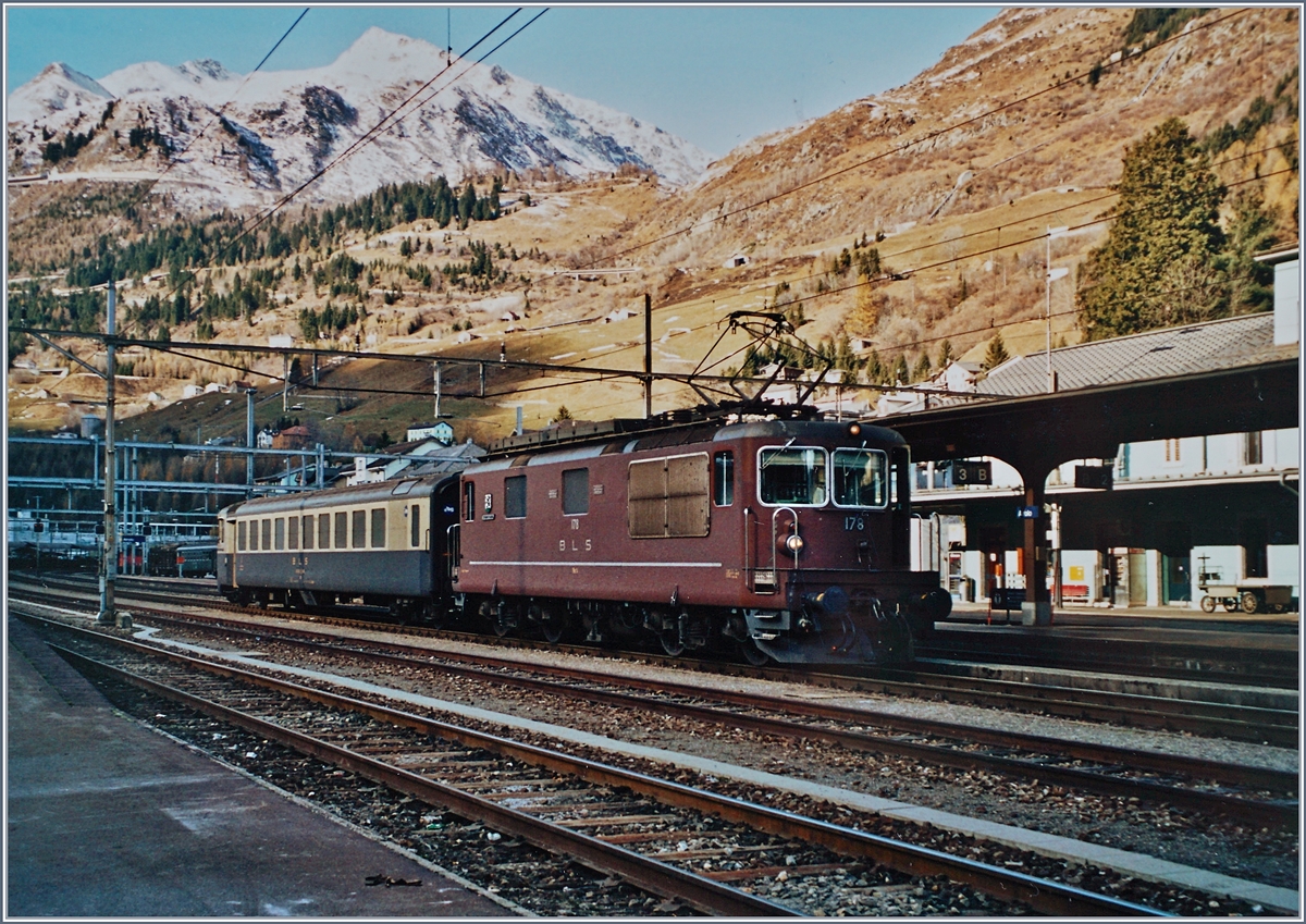 Ein Analogbild zum Thema BLS Autoverlad am Gotthard im Sp�therbst 2001: die BLS Re 4/4 178 ist mit einem Bt in Airolo eingetroffen. 
Nov. 2001 