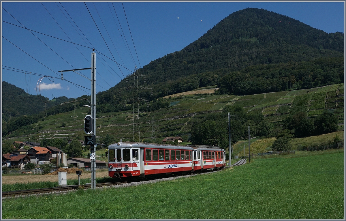 Ein AOMC /TPC Regionalzug auf seiner Fahrt von Aigle nach Monthey-Ville bei der Einfahrt in Villy. Der Zug besteht aus dem Bt 132 und dem Be 4/4 101, beide ex Bisigtalbahn. 

26. August 2016