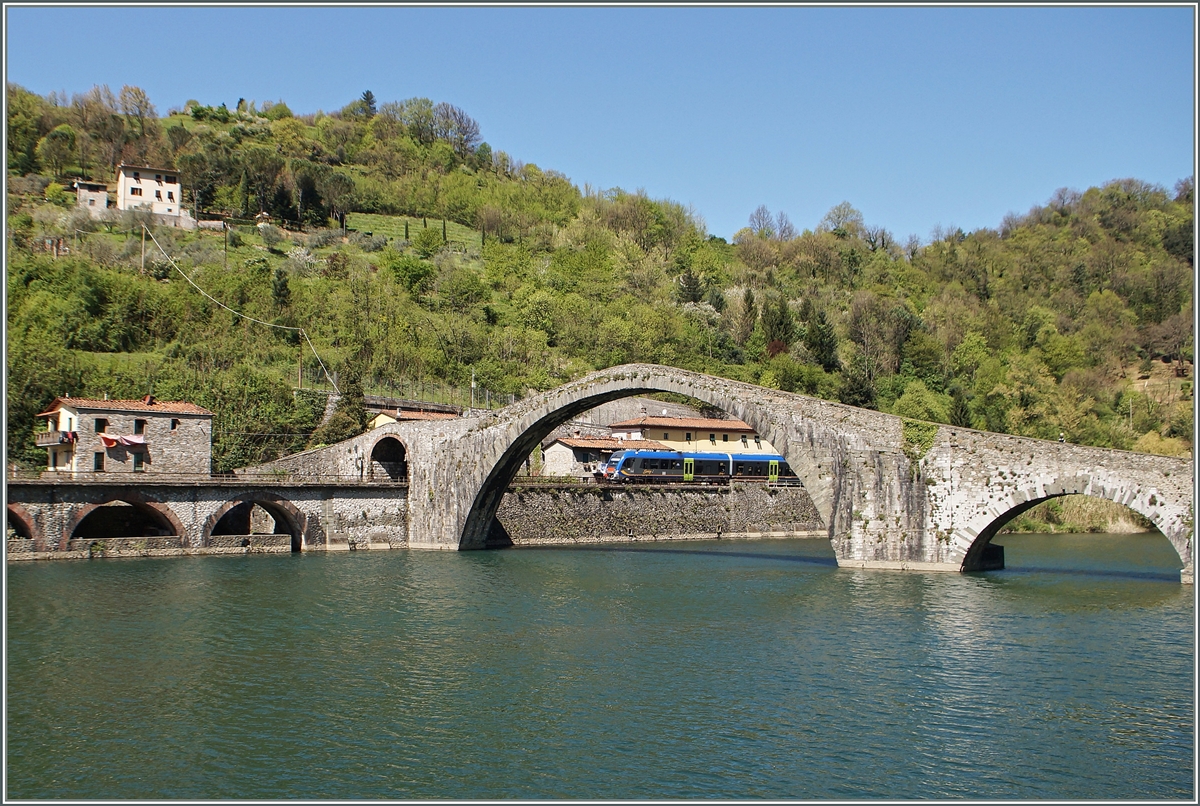 Ein ATR 220  Swing  erreicht in K�rze den Bahnhof Borgo a Mazzano und wird nun unter der Ponte della Maddalena hin durch fahren.
20. April 2015