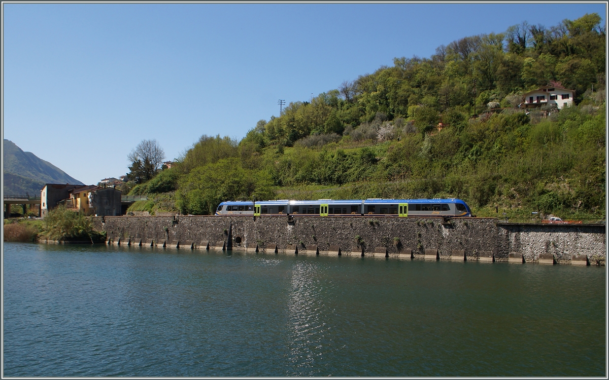 Ein ATR 220  Swing  erreicht in K�rze den Bahnhof Borgo a Mazzano. 
20. April 2015