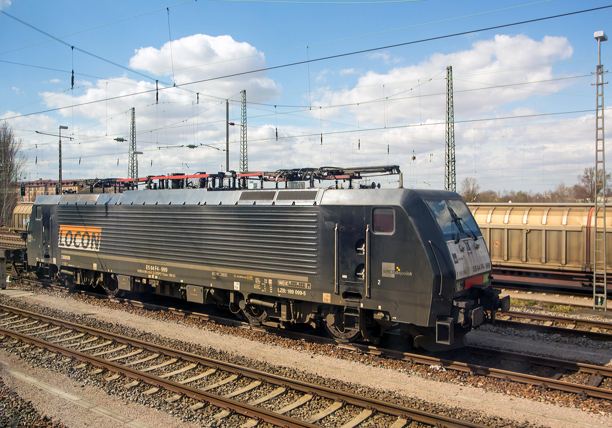 
Ein Aus-dem-Zug Bild - Die für die LOCON fahrende MRCE Dispolok ES 64 F4-999 bzw. 189 099-5 (91 80 6189 099-5 D-DISPO Class 189-VJ) abgestellt am 27.03.2015 bei Kehl. 

Die Siemens ES64F4 wurde 2005 von Siemens unter der Fabriknummer 21085 gebaut. Class 189-VJ(Seit 2008) = Zulassung für Deutschland und Niederlande.