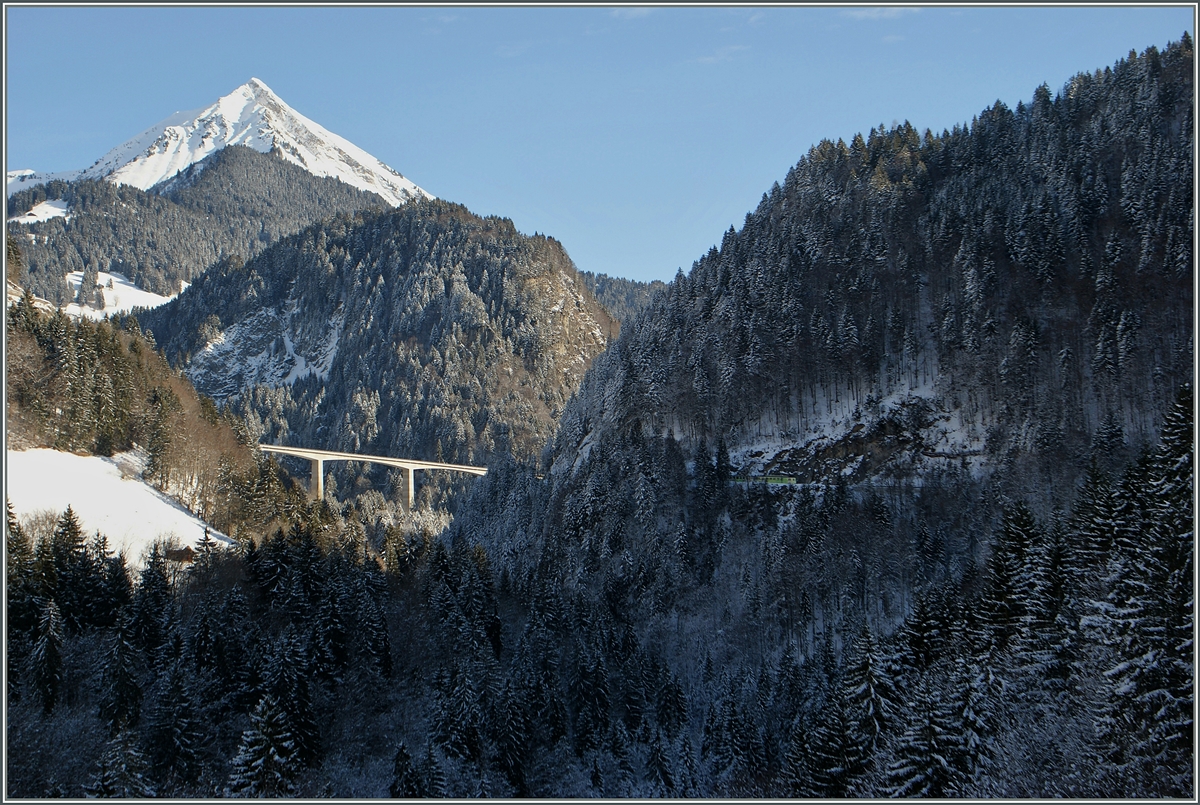 Ein Bahnsuchbild für Fortgeschrittene.
Oder die kleine ADS auf dem Weg nach Les Diablerets. 
Aufnahemstandort bei Le Sepey, den 25. Jan. 2014