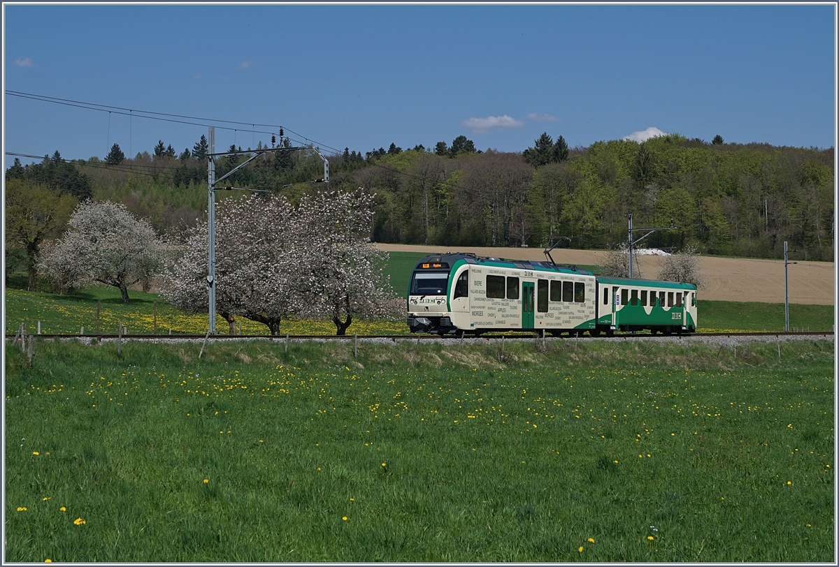 Ein BAM Regionalzug von L'Isle kommend, kurz vor Apples.

19. April 2018
