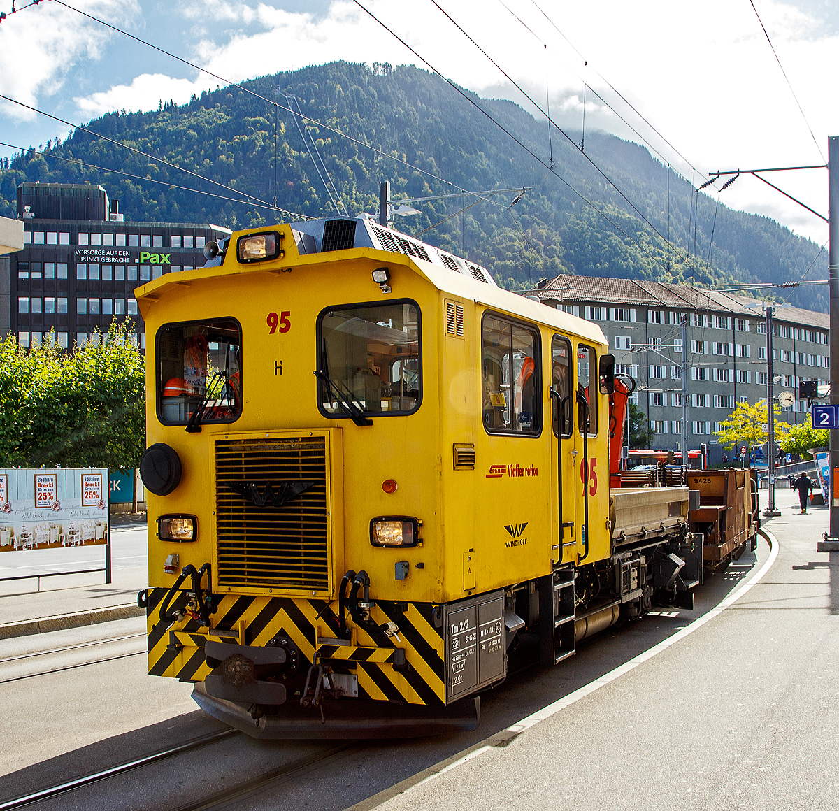 Ein Bauzug als Straßenbahn...
Der RhB Tm 2/2 95 kommt mit drei Talbot Schotterwagen der Reihe Xc am 12.09.2017 aus Arosa in Chur an. 

Der Traktor wurde 1998 von Windhoff unter der Fabriknummer 2485 gebaut. Diese Baudiensttraktoren Tm 2/2 95 bis 98 entsprechen weitgehend der Serie 81-84.