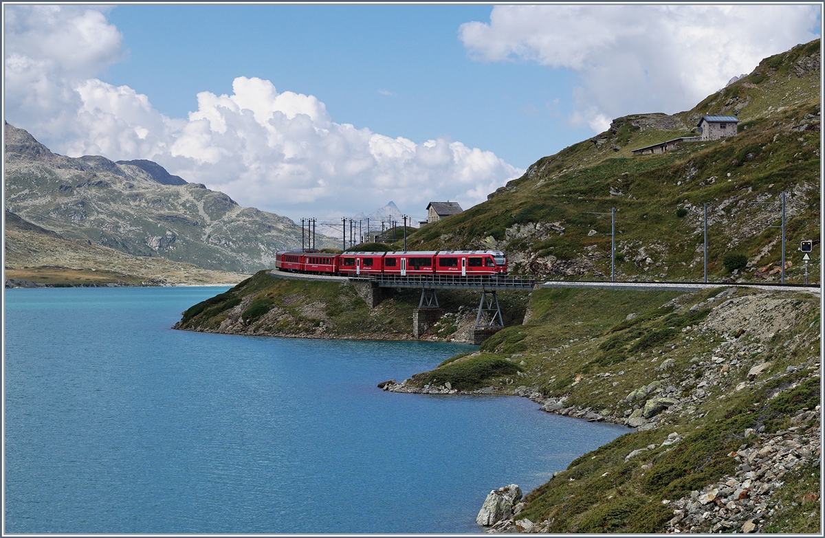 Ein Bernina-Bahn Regionalzug hat Ospizio Bernina verlassen und fährt nun dem Lago Bianco entlang Richtung Alp Grüm.
13. Sept. 2016