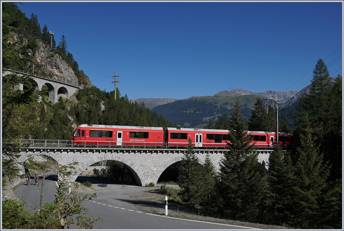 Ein Bernina-Expess auf der Albulabahn, auf dem 60 Meter langen Albula-Viadukt I kurz nach Muot. 
14. Sept. 2016