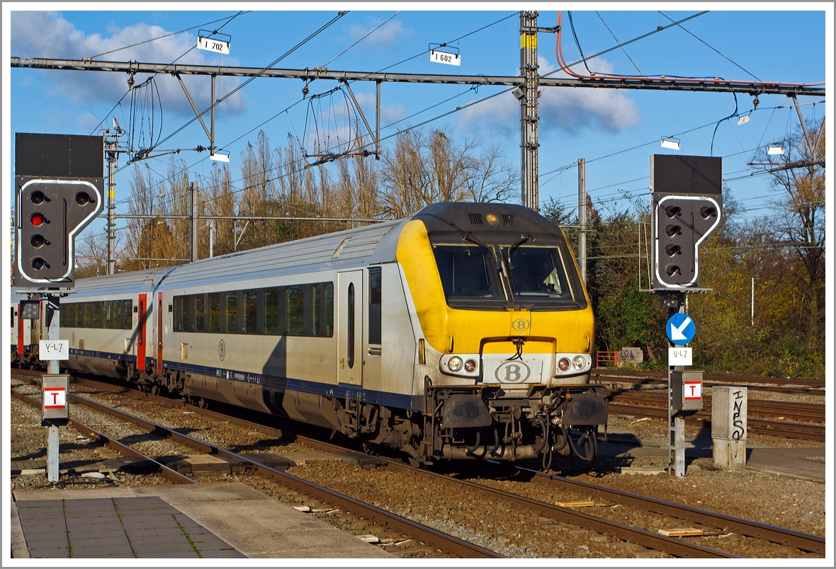 Ein Bild für Stefan, da er die Sonne so vermisst, sind wir für ihn nach Brügge in die Sonne gefahren. 

Steuerwagen (I 11) voraus fährt ein IC am 23.11.2013 in den Bahnhof Brügge (Brugge).