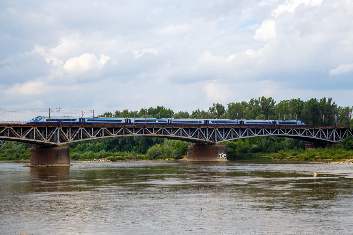 
Ein  blauer Pinocchio  PKP ED 250 – als Express InterCity Premium (EIP) überquert am 26.06.2017 in Warschau die Weichsel und erreicht bald den Bahnhof Warszawa Centralna (Warschau Zentral).