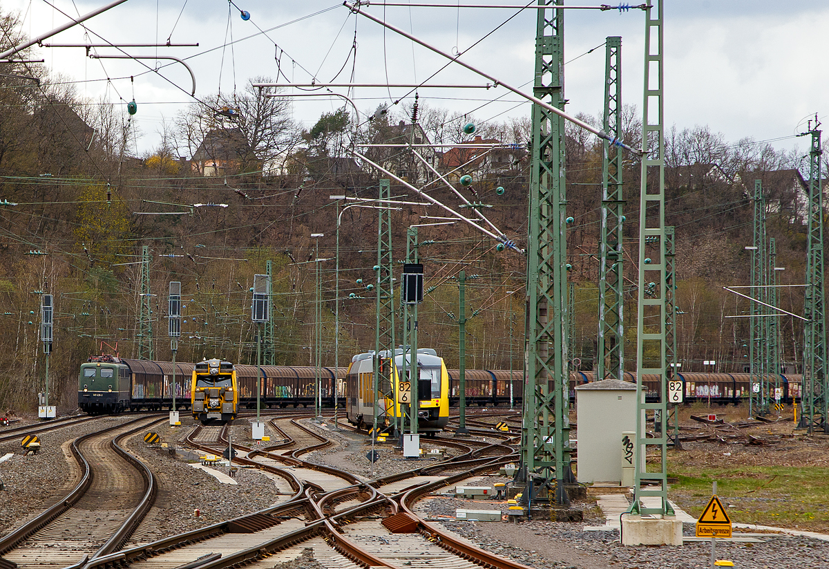 Ein Blick am 15.04.2021 vom Bahnhof Betzdorf (Sieg) zum Rangierbahnhof (Rbf), von links nach rechts:
Die 140 438-3 (91 80 6140 438-3 D-BYB) der BayernBahn GmbH fährt, mit dem sogenannten  Henkelzug   in Richtung Siegen.
Im Rbf muss der Lichtraummesszug (LIMEZ III) 719 045-7 / 719 046-5 (99 80 9160 001-0 D-DB / 99 80 9160 002-8 D-DB), ex DB 614 045-3  / DB 614 046-5, der DB Netz AG (Netzinstandhaltung Fahrwegmessung), den Regelverkehr abwarten, bevor er seine Fahrt auf der Hellertalbahn (KBS 462) via Herdorf in Richtung Dillenburg fortsetzen kann.
Recht steht ein LINT 41 (BR 648) der HLB (Hessische Landesbahn GmbH).