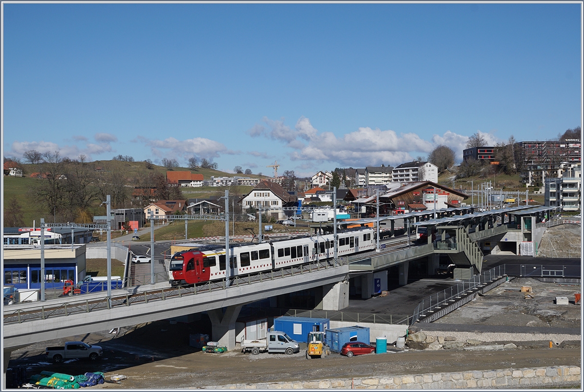 Ein Blick auf den neuen Bahnhof von Châtel St-Denis mit einem einfahrenden TPF SURF; das Bild zeigt sehr deutlich, dass die Arbeiten um den Bahnhof herum erst beginnen.

5. Feb. 2020