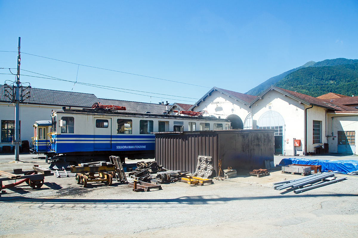 
Ein Blick aus dem Zug ins Depot der SSIF (Società subalpina di imprese ferroviarie) in Domodossola am 22.06.2016. Vorne steht der Triebwagen Be 4/4 18 heute vom Squadra Manutenzione (Instandhaltungsteam).