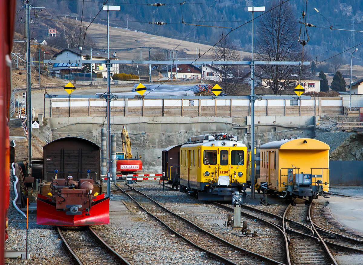 Ein Blick (aus dem Zug) in den Abstellbereich vom Bahnhof Poschiavo am 20.02.2017, in der Mitte steht der RhB Diensttriebwagen Xe 4/4 232 01, ex RhB ABe 4/4 II 48.

Nach Ablieferung von acht Allegra-Triebz�gen stellte die Rh�tische Bahn (RhB) sieben ihrer ABe 4/4 II Triebwagen ab. Die Triebwagen 48 und 49 wurden zu Diensttriebwagen mit Werkstatteinrichtung umgebaut, gelb lackiert und sind seither als Xe 4/4 232 01 und 272 01 im Einsatz. Die viermotorigen Triebwagen erreichen eine H�chstgeschwindigkeit von 65 km/h.

Der neue Xe 4/4 23201 entstand aus dem Bernina-Triebwagen Abe 4/4 II 48 und ersetzt den in die Jahre gekommenen und abgebrochenen Xe 4/4 9924. Der Xe 4/4 23201 ist ausschlie�lich f�r die Nutzung als Diensttriebfahrzeug im Gleisbau des Gesch�ftsbereichs Infrastruktur der RhB bestimmt.

TECHNISCHE DATEN: 
Spurweite: 1.000 mm (Meterspur)
Achsformel: Bo’Bo
L�nge �ber Puffer: 16.886 mm
Eigengewicht: 43 t
H�chstgeschwindigkeit: 65 km/h 
Dauerleistung: 680 kW
Stromsystem: 1 kV DC

Links steht u.a. noch der Spurpflug Xk 9143
