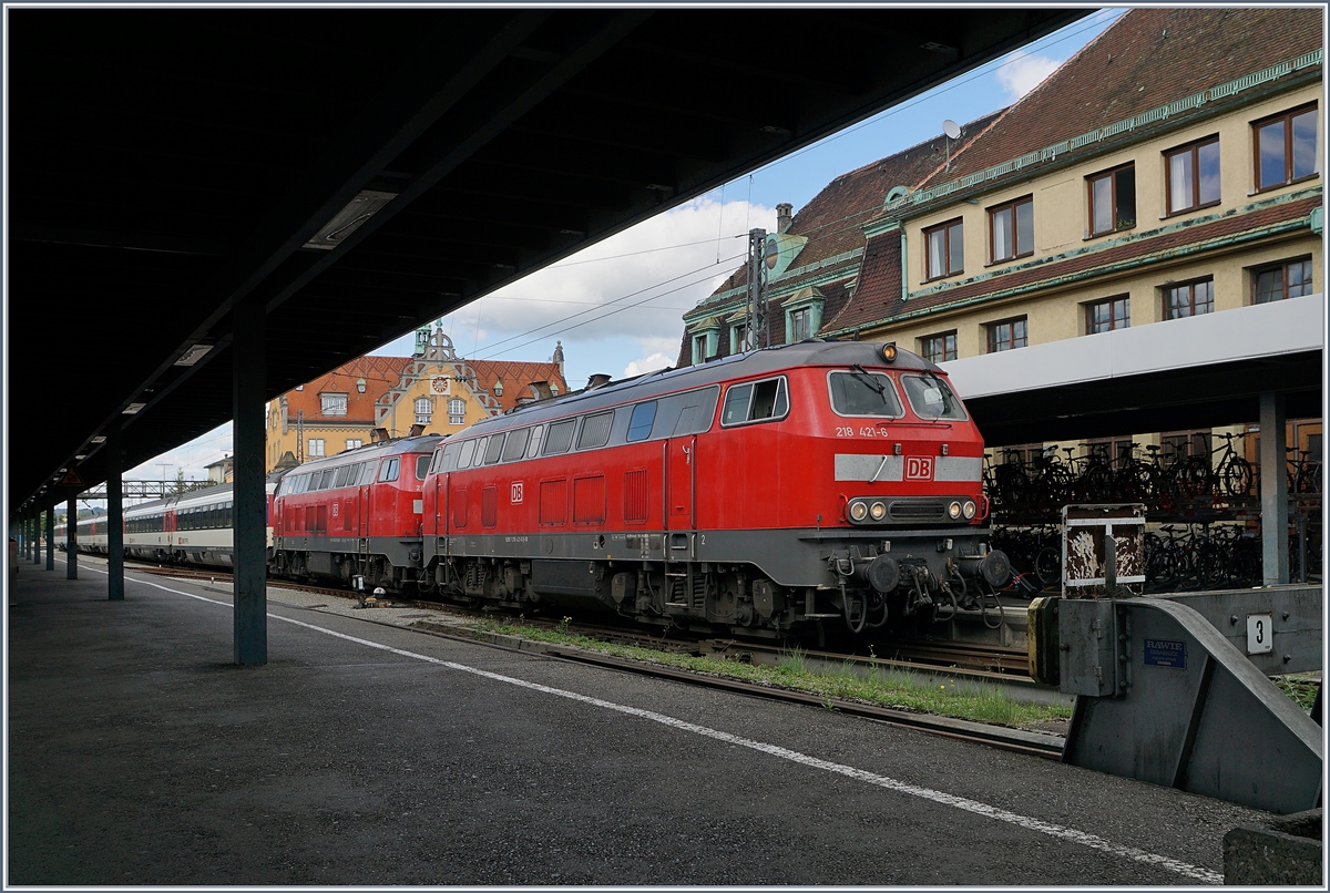 Ein Blick aus einer etwas unüblichen Winkel auf die beiden DB 218 421-6 und 423-2 welche mit ihrem EC Lindau erreicht haben, wo eine SBB Re 421 den Zug übernehmen wird. 

24. Sept. 2018