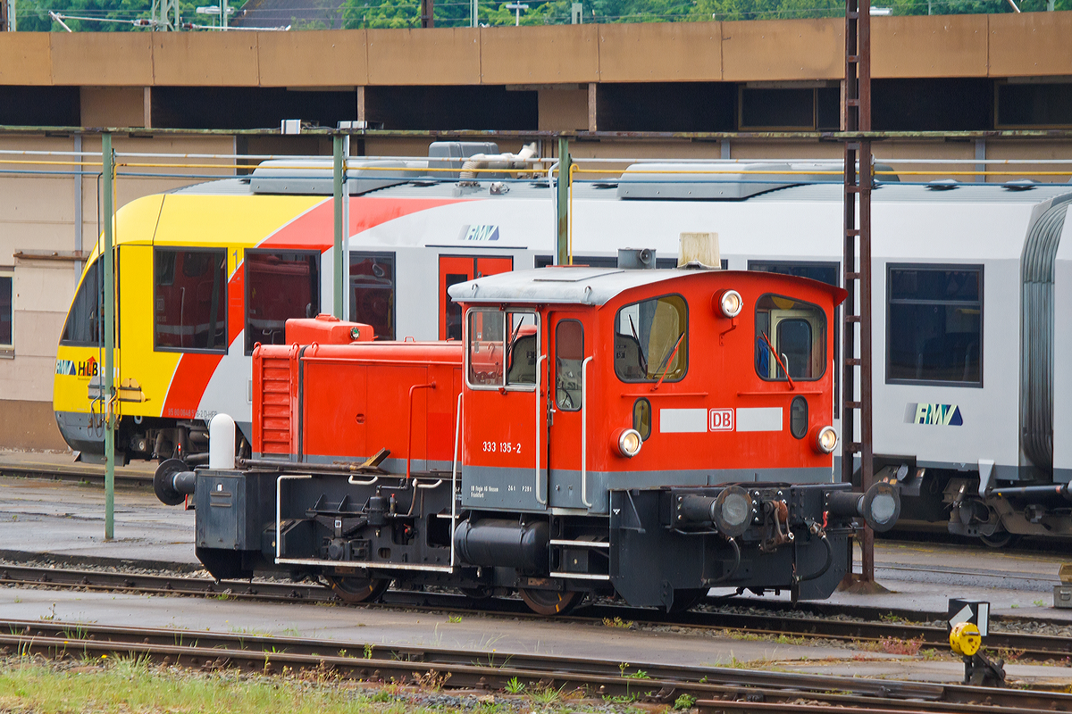 Ein Blick über den Zaun am Bahnbetriebshof Limburg/Lahn....

Die Köf III – 333 135-2 der DB Regio AG rangiert am 26.05.2014 in Limburg/Lahn.
Die Köf III wurde 1974 bei Jung, Jungenthal bei Kirchen an der Sieg unter der Fabriknummer 14189 gebaut und an die DB - Deutsche Bundesbahn geliefert. Eigentlich wurde sie 2004 z-gestellt und 2005 ausgemustert und wurde bei der DB Regio, Betriebshof Frankfurt (Main)-Griesheim als Gerät im internen Verschub verwendet.
Daher freut es mich das sie nun immer noch Verwendung findet.

Die Köf III (Kleinlok mit Öl-(Diesel-)Motor und Flüssigkeitsgetriebe, Leistungsgruppe III) der Baureihe 333 haben einen Motor MWM (Motorenwerke Mannheim) RHS 518A mit einer Nennleistung von 177 kW (240 PS) bei 1.600 U/min dessen Leistung über ein hydraulische Wendegetriebe L213U von Voith, von diesem über Gelenkwellen auf die zusätzlich vorhandenen Achsgetriebe (nicht wie ältere Ausführung der BR 331 über Rollenketten).

Weitere Technische Daten:
Spurweite: 1.435 mm
Achsformel : B
Länge über Puffer: 7.830 mm
Dienstmasse (2/3 Vorräte): 22 t
Dieselkraftstoff: 300 l
Höchstgeschwindigkeit: 45 km/h
Anfahrzugkraft: 83,4 kN