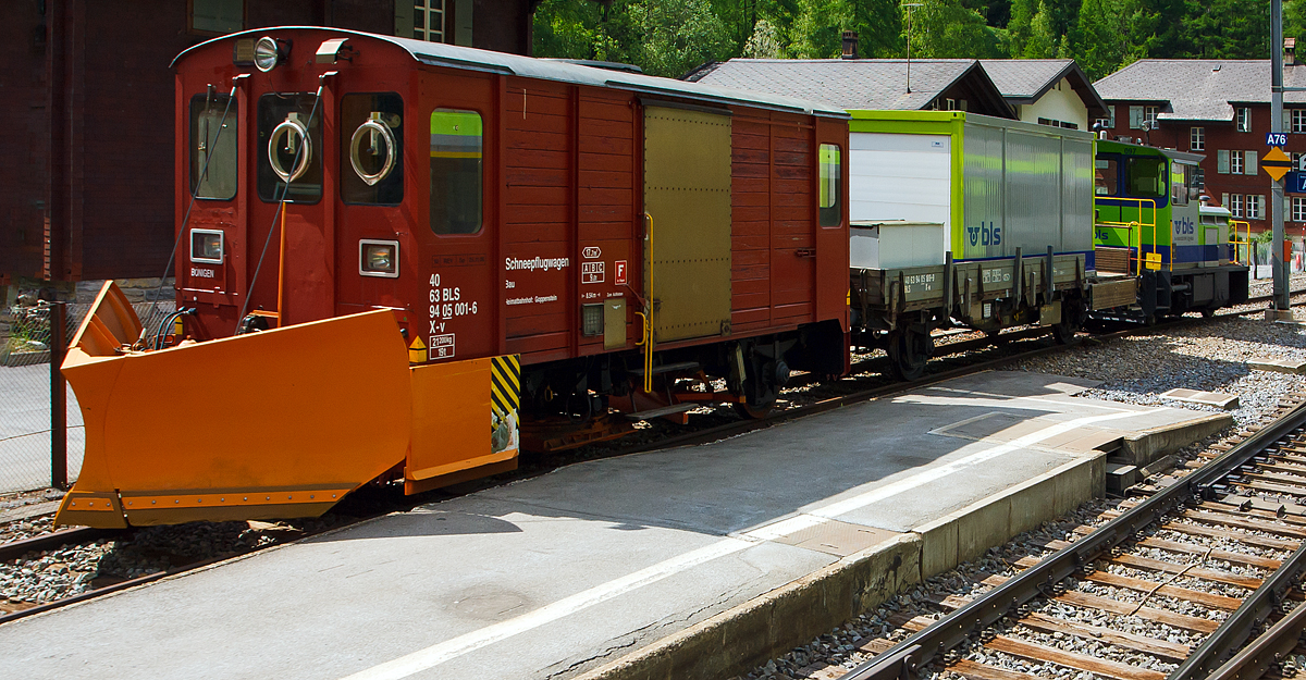 Ein BLS Dienstzug abgestellt im Bahnhof Goppenstein am 28.05.2012, aufgenommen aus dem fahrenden Zug, bestehend aus:
Vorne der zweiachsige Schneepflugwagen X-v 40 63 94 05 001-6, Baujahr 1961 (Umbau 1993), mit den
TECHNISCHE DATEN (gem�� Anschriften):
Spurweite: 1.435 mm (Normalspur)
Anzahl der Achsen: 2
L�nge �ber Puffer: 8.540 mm
Eigengewicht: 21.200 kg
Max. Ladegewicht: 9.000 kg (ab Streckenklasse A)
Ladefl�che: 17,7 m�

dahinter der zweiachsige Flachwagen X-w 40 63 94 05 189-9, Baujahr 1953 (Umbau 1984), beladen u.a. mit einem Werkstatt-Container; 

und hinten der diesel-elektrische Tm 2/2 Traktor (Rangierlok) Tm 235 097-3 (Tm 98 85 52 35 095-7 CH-BLS), ex BN 97 (Bern-Neuenburg-Bahn), Baujahr 1984 von Stadler unter Fabriknummer 164( elektr. Teil von BBC, der Dieselmotor ist von Mercedes-Benz).
