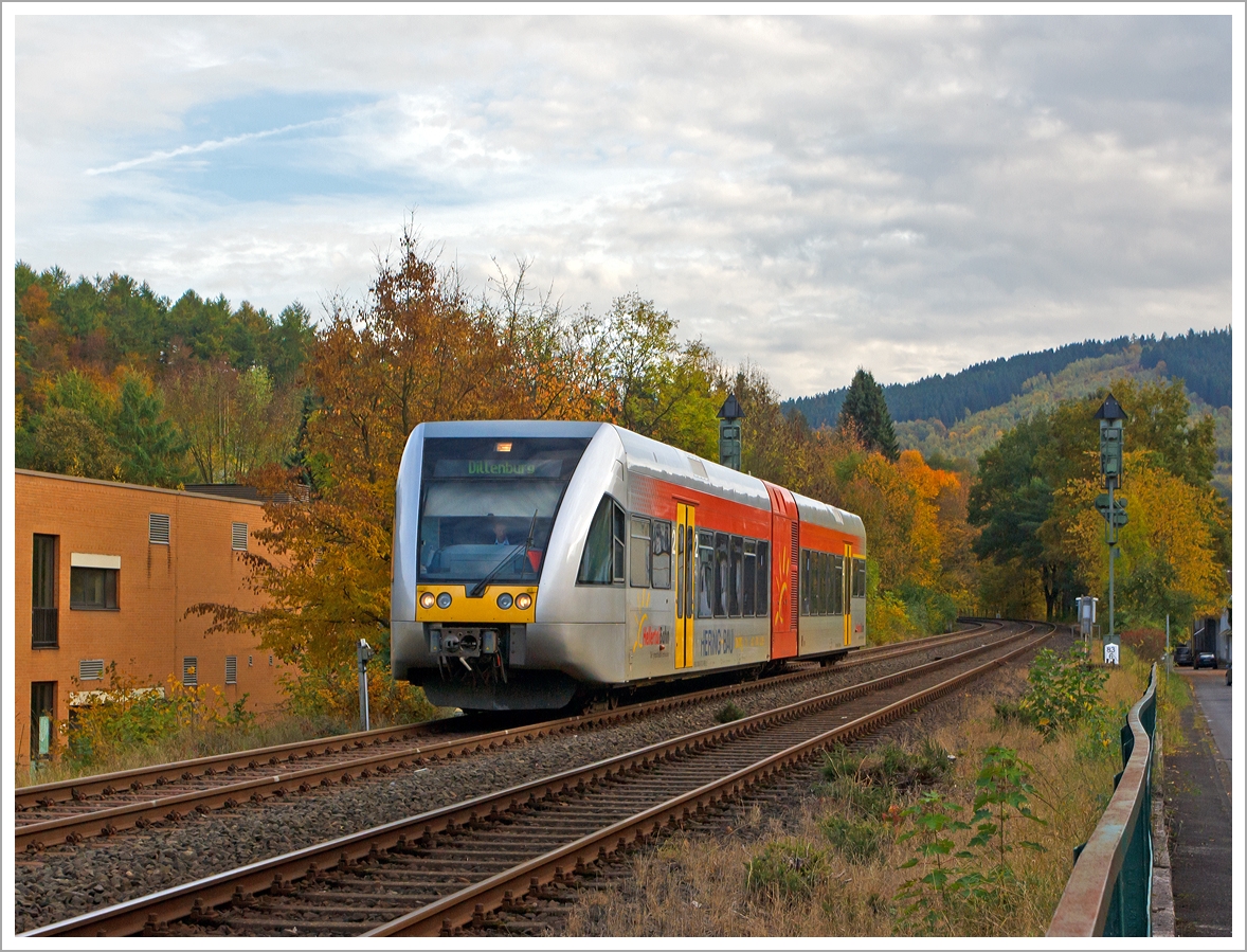 
Ein von drei Stadler GTW 2/6 der Hellertalbahn als RB 96 (Hellertalbahn) Dillenburg-Haiger-Burbach-Neunkirchen-Herdorf-Betzdorf/Sieg, f�hrt �ber die gleichnamentliche Strecke Hellertalbahn (KBS 462), hier bei Km 83,6 kurz vor der Endstation Betzdorf/Sieg. 

Die  36,4 km lange Strecke Hellertalbahn (KBS 462) zwischen Betzdorf/Sieg und Haiger verl�uft durch drei Bundesl�nder Rheinland-Pfalz, Nordrhein-Westfalen und Hessen, heute ist sie nur noch eine eingleisige Hauptbahn. Die Streckenkilometer werden von K�ln-Deutz aus gerechnet, da die Hellertalbahn als Teil der Deutz-Gie�ener Eisenbahn gebaut wurde, die in den Jahren 1859 bis 1862 als zweigleisige Hauptbahn von K�ln-Deutz nach Gie�en in mehreren Etappen durch die C�ln-Mindener Eisenbahn errichtet wurde. 

Im Jahre 1965 erfolgte die Stilllegung des zweiten Gleises im Bereich Herdorf-Haiger, weil der Eisenerzbergbau und die Eisenverh�ttung in der Region zum erliegen kam. Zuvor war sogar �ber eine Elektrisierung nachgedacht worden. Im Jahre 1987 wurde dann das zweite Gleis auf dem Abschnitt Betzdorf–Herdorf auch stillgelegt.