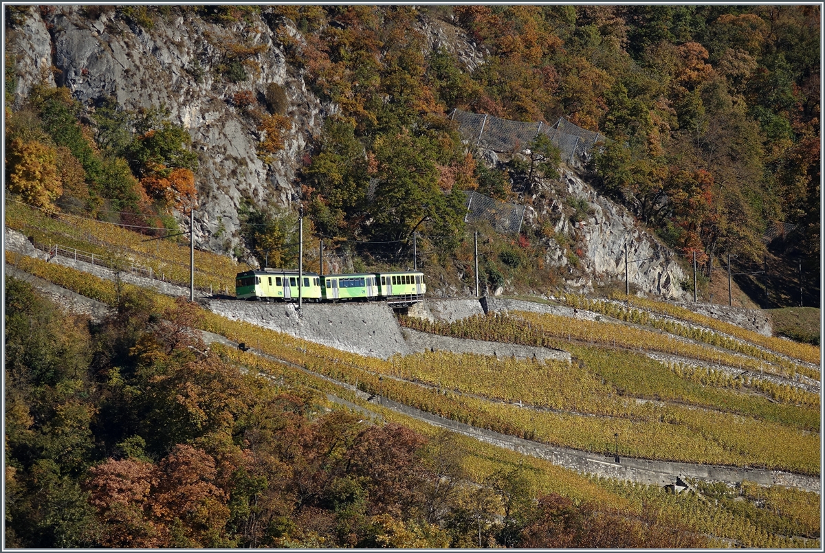 Ein dreiteiliger A-L Regionalzug ist oberhalb von Aigle auf dem Weg nach Leysin. 

27. Okt. 2021