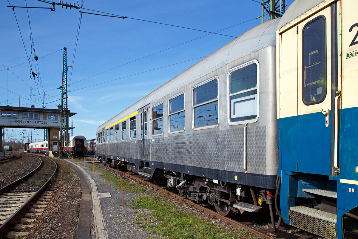 
Ein echter Silberling....
Der Nahverkehrswagen 1./2. Klasse der Bauart ABn 703, D-DB 50 80 31-53 199-1 ein n-Wagen der Deutschen Bundesbahn am 25.03.2017 im DB Museum Koblenz-Lützel.

Als n-Wagen wird eine Gattung von Personenwagen der Deutschen Bundesbahn beziehungsweise der Deutschen Bahn AG bezeichnet. Umgangssprachlich ist die Wagengattung als Silberling bekannt geworden. Diese Bezeichnung verdanken die Nahverkehrswagen der Farbe des ursprünglich unlackierten Wagenkastens aus blankem rostfreiem Stahl mit aufgebürstetem Pfauenaugenmuster. 
Merkmal der Serienwagen war die unlackierte Außenhaut aus nichtrostendem Edelstahl (Nirosta) und der dafür typische aufpolierte Perlschliff unterhalb des Fensterbandes, was ihnen den Spitznamen Silberling einbrachte. Im Auslieferungszustand hatten die Wagen schwarze Längsträger.

Viele der nach ihrer Gattungsbezeichnung offiziell als n-Wagen bezeichneten Fahrzeuge sind heute nach mehreren Umbauten im aktuellen Regio-Farbkonzept verkehrsrot-lichtgrau lackiert noch im Einsatz. Ein n-Wagen ist 26,4 Meter lang und wird durch zwei Einstiegsbereiche mit Doppeltüren in drei Abschnitte geteilt.

Die ersten Serien haben Drehgestelle der Bauart Minden-Deutz leicht (MD 42) mit Klotzbremse und Lichtgenerator erhalten, die die Wagen für eine Höchstgeschwindigkeit für 120 km/h befähigten. Ab Mitte der 1960er Jahre kamen die gleichen Drehgestelle, jedoch mit Scheibenbremsen und Bremskraftregulierern ohne Generatoren, zum Einsatz (Bauarten Bnrzb, ABnrzb und BDnrzf mit elektrischer Zugsammelschiene), womit diese Wagen mit bis zu 140 km/h verkehren durften (MD 43). Ein Teil der 120-km/h-Wagen wurde in den 1970er Jahren für 140 km/h laufwerksseitig ertüchtigt, was den Austausch der Achsgeneratoren voraussetzte.

TECHNISCHE DATEN:
Spurweite: 1.435 mm
Länge über Puffer: 26.400 mm
Wagenkastenlänge: 26.100 mm
Wagenkastenbreite:  2.825 mm
Höhe über Schienenoberkante: 4.050 mm
Drehzapfenabstand: 19.000 mm
Achsstand im Drehgestell: 2.500 mm
Drehgestellbauart: Minden-Deutz 420
Leergewicht: 30 t
Höchstgeschwindigkeit: 140 km/h  (urspr. 120 km/h)
Sitzplätze in der 1. Klasse: 30 in 5 Abteilen
Sitzplätze in der 2. Klasse: 48 in 2 Großräumen
Toiletten: 	2
