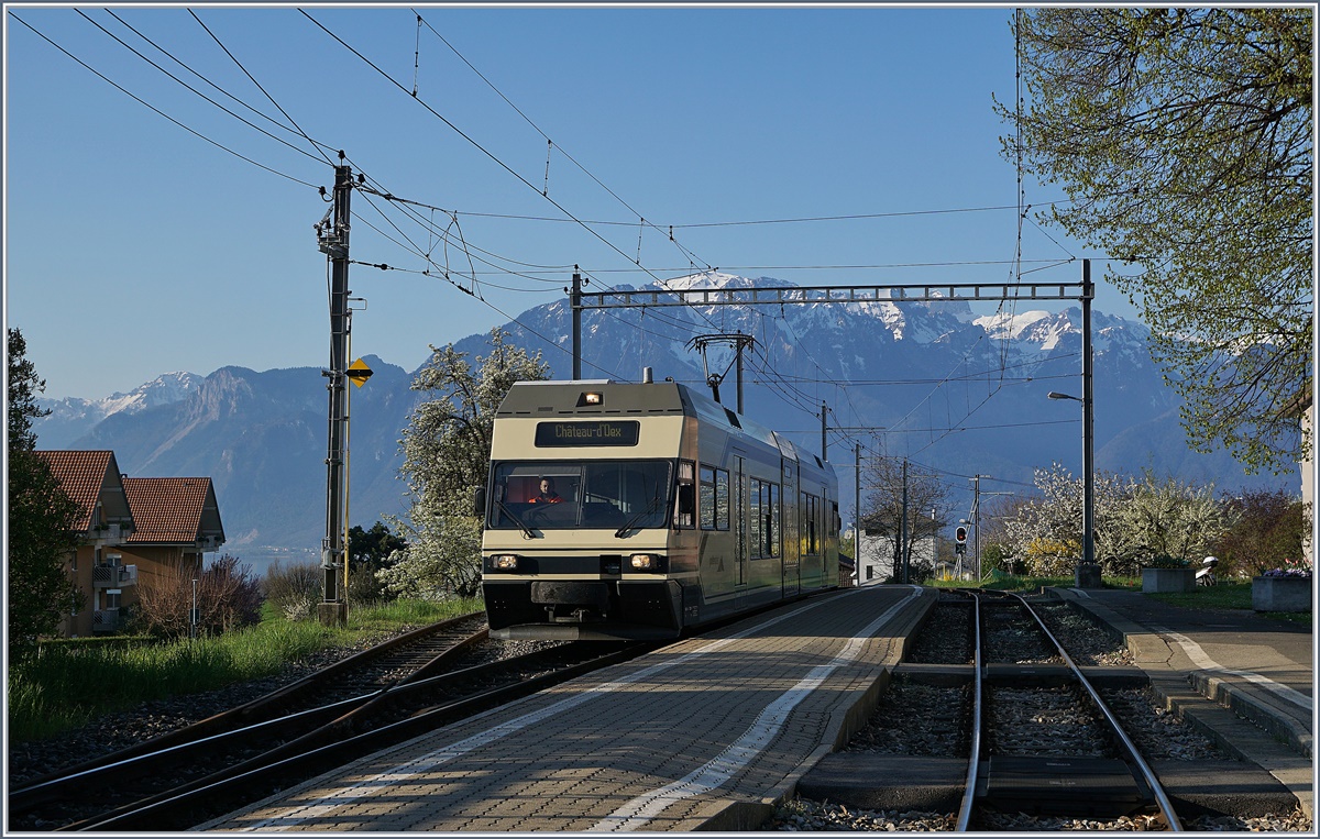 Ein eigentlich ganz banales Bild: Der CEV GTW Be 2/6 7001 errreicht St-Legier Gare. Doch auf den zweiten Blick überrascht die Destination des GTW: Château d'Oex. Zudem fuhr der Zug ohne Halt durch (dies kann das Bild natürlich nicht zeigen) und zuletzt ist noch anzumerken, dass die CEV GTW Be 2/6 bei der CEV praktisch keine Plandienste mehr absolvieren.
3. April 2017