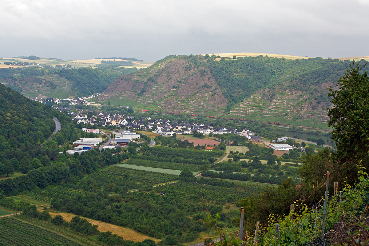 
Ein Erzzug fährt am 20.06.2014 bei Winningen durchs Moseltal in Richtung Trier. Blick vom Rasthof Winningen-West  Moselblick . 