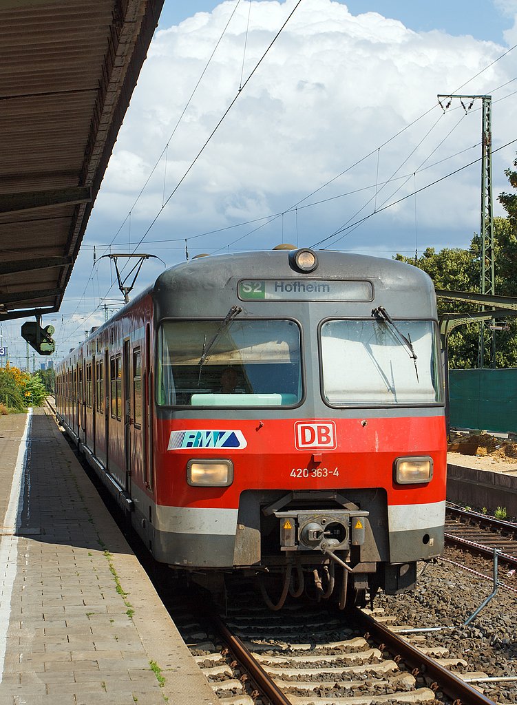 
Ein ET 420 (94 80 0420 363-4 D-DB / 94 80 0421 363-3 D-DB / 94 80 0420 863-3 D-DB) der S-Bahn Rhein-Main (DB Regio AG) f�hrt am 11.08.2014 als S 2 (Frankfurt Hbf - Hofheim) in den Bahnhof Bahnhof Frankfurt (Main)-H�chst ein.