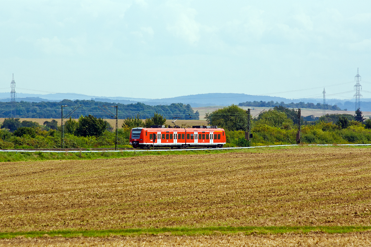 
Ein ET 426.0 fährt am 22.08.2014 auf der Main-Weser-Bahn (KBS 630)  zwischen Ober- und Nieder-Mörlen in Richtung Hanau, nächster Halt ist Bad Nauheim. 
Das  Erdbeerkörbchen  bzw. der   Babyquietschie  fährt als RB 33 (Umlauf RB 15075) die Verbindung Gießen - Friedberg -Nidderau - Hanau Hbf.