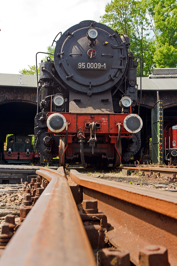 
Ein etwas anderer Blick auf die  Bergkönigin  95 0009-1 am 07.06.2014 im Eisenbahnmuseum Dieringhausen. 
Diese Lok hatte schon viele Bezeichnungen und zwar: Bestellt als preußische T 20 Magdeburg 9209, ausgeliefert als DR 77 009 > DR 95 009 > DRG 95 009 > DR 95 009 >  Umbau auf Ölfeuerung, und somit DR 95 0009-1. 

Hinweis: Solche Aufnahmen sind nur im sicheren Bereich eines Museum möglich.
