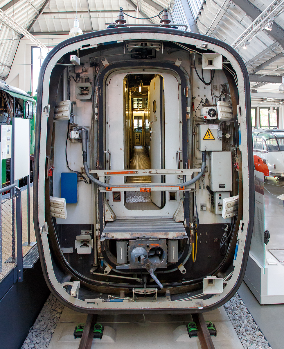 
Ein etwas anderer Blick in einen ICE....
Rückansicht des 410 002-0 (Triebkopf 2 vom ICE – V bzw. ICExperimental), ex DB 745 002-6, am 16.06.2018 im Verkehrszentrum des Deutschen Museums in München (Theresienhöhe).
