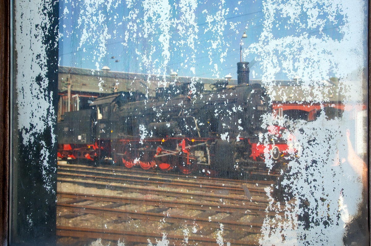 
Ein etwas ganz andere Ansicht....
Die preuß. G10 Schlepptender-Güterzuglokomotive 57 3088 (ex G10 6011 Halle, ex DB 057 088-7) spiegelt sich in einem alten Fenster am 30.08.2015 im Südwestfälische Eisenbahnmuseum in Siegen.