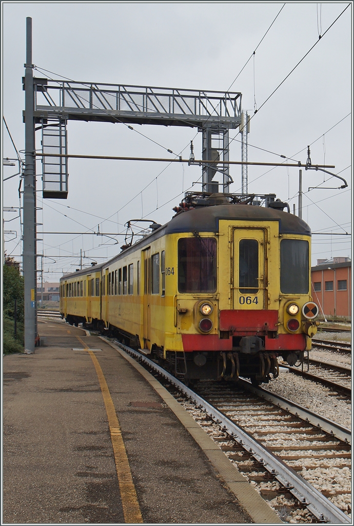 Ein ex SNCB AM56 verl�sst als  Locale  nach Sassuolo Modena. 
20. Sept. 2014
