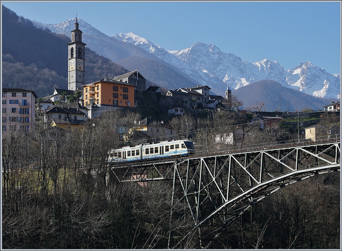 Ein FART ABe 4/6 verlässt Intragna Richtung Locarno. 
16.03.2017
