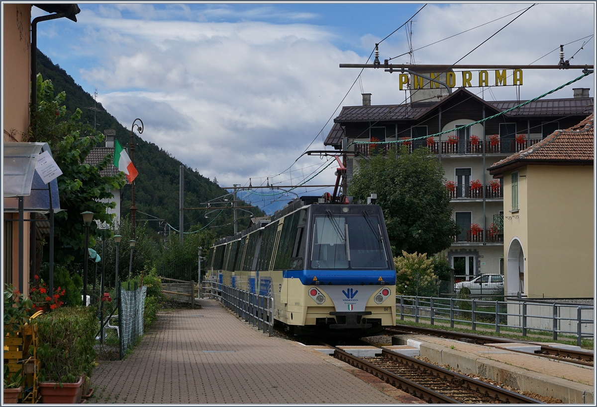 Ein Ferrovia Vigezzina SSIF Treno Panoramico verlässt Malesco Richtung Domodossola.
5. Sept. 2016