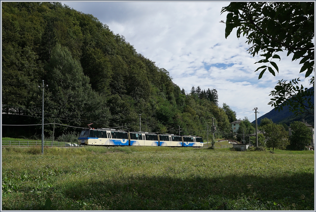 Ein Ferrovia Vigezzina SSIF Treno Panoramico bei Re auf der Fahrt von Domossola nach Locarno.
5. Sept. 2016