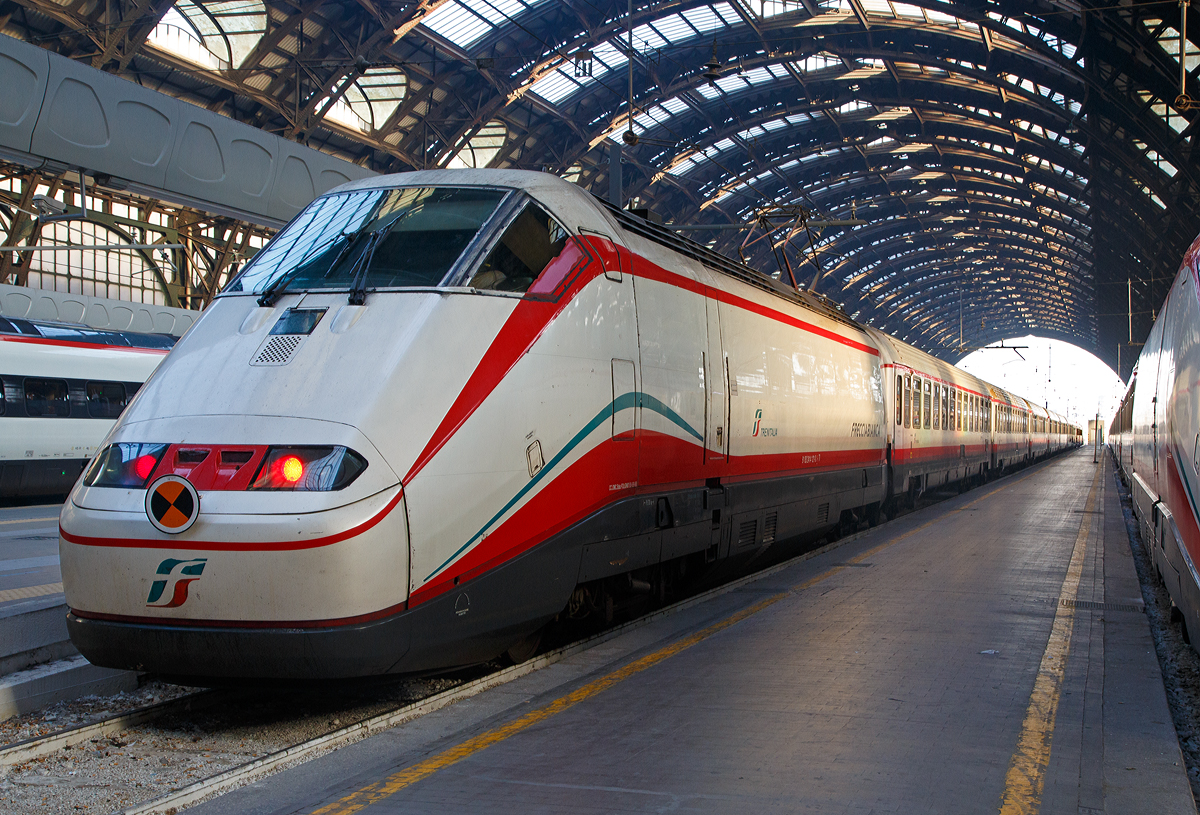 Ein Frecciabianca (deutsch: weißer Pfeil) der Trenitalia (100-prozentige Tochtergesellschaft der Ferrovie dello Stato) steht am 29.12.2015 zur Abfahrt im Bahnhof Milano Centrale (Mailand Zentral) bereit. Der Frecciabianca ist eine Zuggattung für Züge mit einer Höchstgeschwindigkeit von 200 km/h (IC), die nur im italienischen Gleichspannungsnetz verkehren. Hier ist es die E.414 102-0 und eine weitere am anderen Ende mit vielen IC-Großraumwagen dazwischen. Die Loks der BR E.414 sind ehemalige Triebköpfe der ersten Serie der ETR 500. Auf anderen Strecken wird der Frecciabianca aber auch mit Pendolino-Garnituren ETR 460 bzw. ETR 463 oder Elektrolokomotiven des Typs E 402B mit IC-Großraumwagen betrieben.