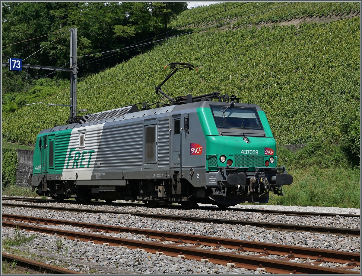 Ein  Fretchen , die SNCF BB 37 059 auf dem Weg nach Lausanne Triage bei der Durchfahrt in La Plaine.
20. Juni 2016