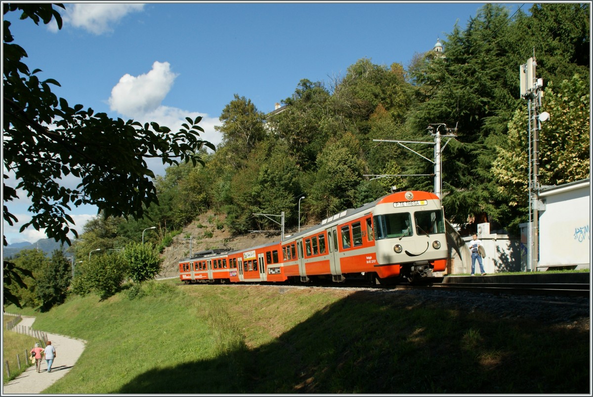 Ein freundlicher FLP Regionalzug nach Ponte Tresa beim Halt in Sorengo-Laghetto.
12. Sept. 2013
